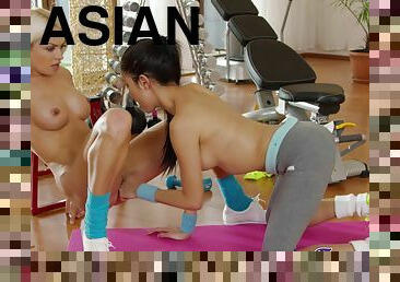 asia, vagina-pussy, sayang, lesbian-lesbian, jenis-pornografi-milf, berambut-pirang, vagina, ruang-olahraga, posisi-wajah-menghadap-kemaluan, wanita-haus-seks-dengan-pria-jauh-lebih-muda