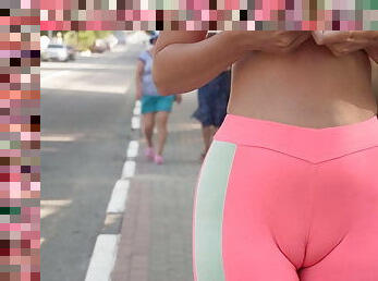 u-javnosti, supruga, mame-koje-bih-jebao, gaćice, usko, bikini, cameltoe, bljeskanje, prsti