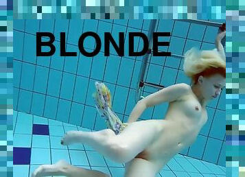 blonde, piscine