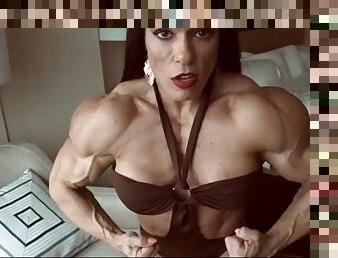 Rare video of muscled mom bodybuilder posing in bikini