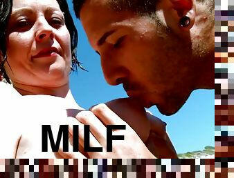 Hot sex with sultry MILF outdoor
