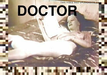 The doctor heals a hot girl with the help of fucking 1940 vintage