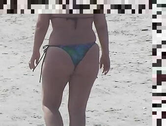 Mature lady with massive ass outdoor video