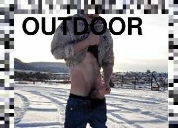 4K Outdoor Wank & Cumming in the Snow!