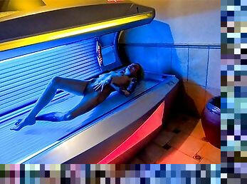 Deutsche Skinny-Milf wird im Solarium von fremden gefickt