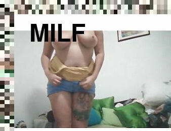 La vecina milf se masturba