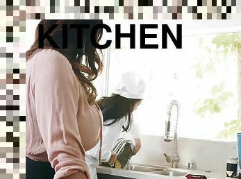 Clit munching in the kitchen of sapphic love