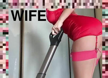 Sexy Housewife is squirting while fucks a dildo