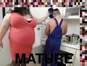 Fat mature plumper seduces a skinny plumber