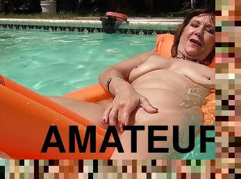 masturbation, vieux, en-plein-air, amateur, granny, jouet, piscine, coquine, plus-agée, solo