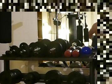 Muskelmann mit nackter Brust tanzt im Gym