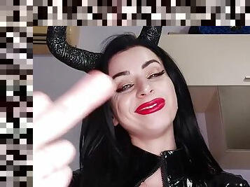 Brunette solo masturbation on webcam