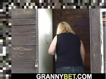 Old granny is nailed in the changing room