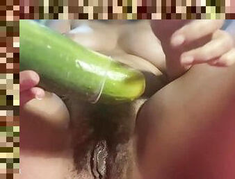 Mujer cachonda se mete un pepino en la panocha parte 1