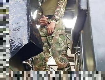 Soldado colombiano cachondo se pajea en barco militar en publico