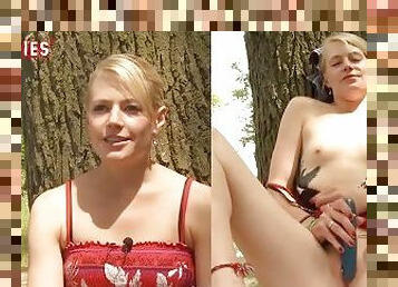 Ersties - Blondine Isabella masturbiert auf Wanderweg mit Analplug und zwei Vibratoren