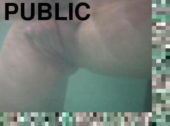 masturbare-masturbation, public, sperma, piscina, sub-apa