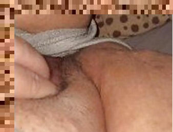 pantat, clitoris-bagian-atas-vagina-paling-sensitif, gemuk-fat, berambut, mastubasi, orgasme, kencing, vagina-pussy, muncrat, amatir