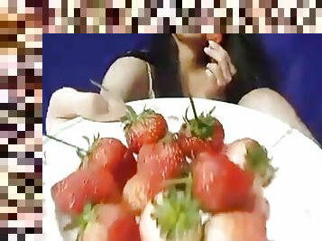 Amateur homemade Asian nude masturbate eat strawbery 3