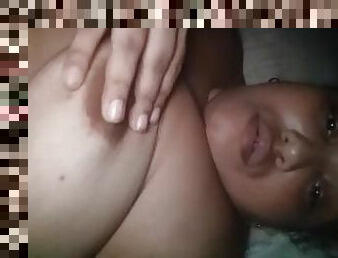 Tocando coño peludo y chupando mis tetas calientes