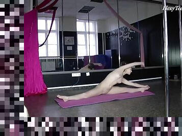 Sexy tamara neto does fly yoga being totally naked