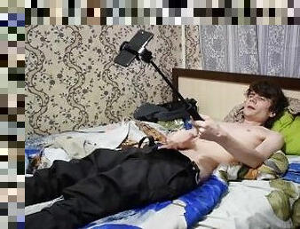 een man op bed trekt zijn lul af tijdens het filmen en eindigt met sperma