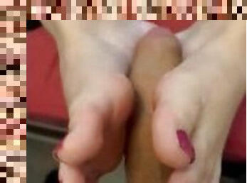 Petite séance de footjob ????