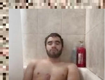 Mostrando mi cara mientras me masturbo en la ducha mi gran pene.