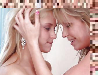 Courtney Cummz And Sarah Vandella Vibrate Each Other