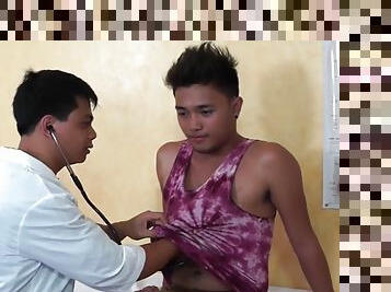 Asian twink anally examined by doctor in front of Einlauf