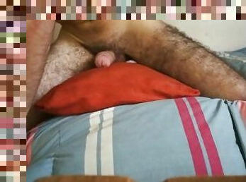 Masturbación y cumshot en la almohada pensando en vos