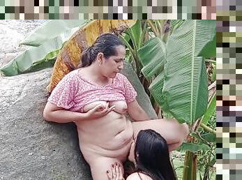 Hermosas lesbianas se dan un gran banquete lamiendose sus coos-porno en espaol