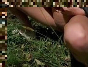 al-aire-libre, meando, público, amateur, babes, adolescente, zorra-slut, bajo-la-falda, jóvenes18, rubia