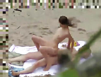 Beach fuck with skinny girl