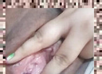 Jugando con mi vulva y mi conchita, mira como se ve por adentro!!!