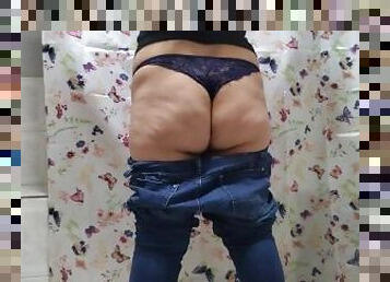 mom can't pull up her pants because of her big butt