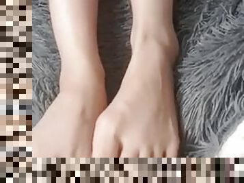 Long chinese legs, feet and shaved pussy