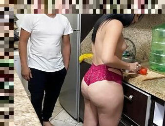 Encontre a mi Hermosa Madrastra Cocinando en Bikini bien Sexy con su Enorme Culo