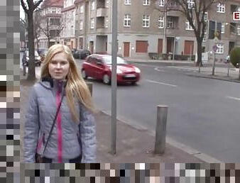 Dünne deutsche Frau mit kleinen Titten auf der Straße zum Casting abgeschleppt