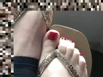 @tici_feet tici feet tici_feet red toenails and golden square havaianas