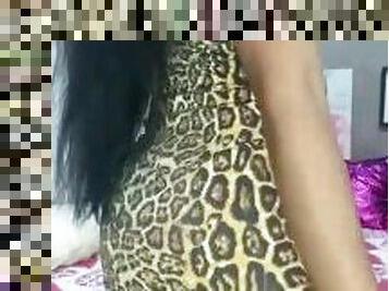 Morena dançando com vestido curto