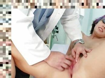 pisser, chatte-pussy, médecin, rasé, hôpital, brunette, examen-gyno, petits-seins