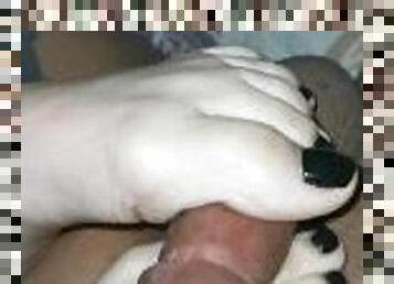 footjob, mi novia me masturba con los pies rico