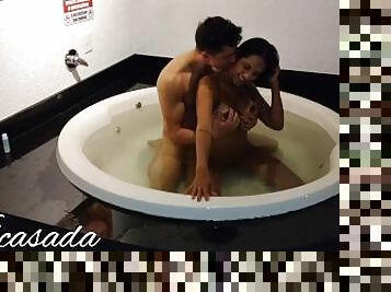 Dei pro namorado na banheira do motel enquanto o marido filmava