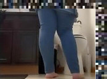 pissande, milf, mamma, bbw, fötter, pov, tight, fetisch, jeans, vit