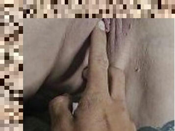 Finger fuck my squirting pussy