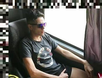 RAPAZ DO INTERIOR MOSTRANDO A ROLA DENTRO DO BANHEIRO DO ÔNIBUS EM MOVIMENTO