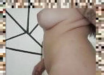 le encanta jugar con su dildo y hace squirt