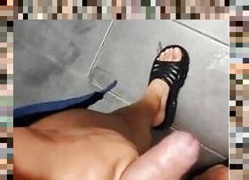Young hunk masturbates in the gym locker room (full tape on OF)