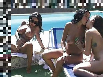 gros-nichons, masturbation, chatte-pussy, lesbienne, milf, jouet, maman, trio, piscine, mère